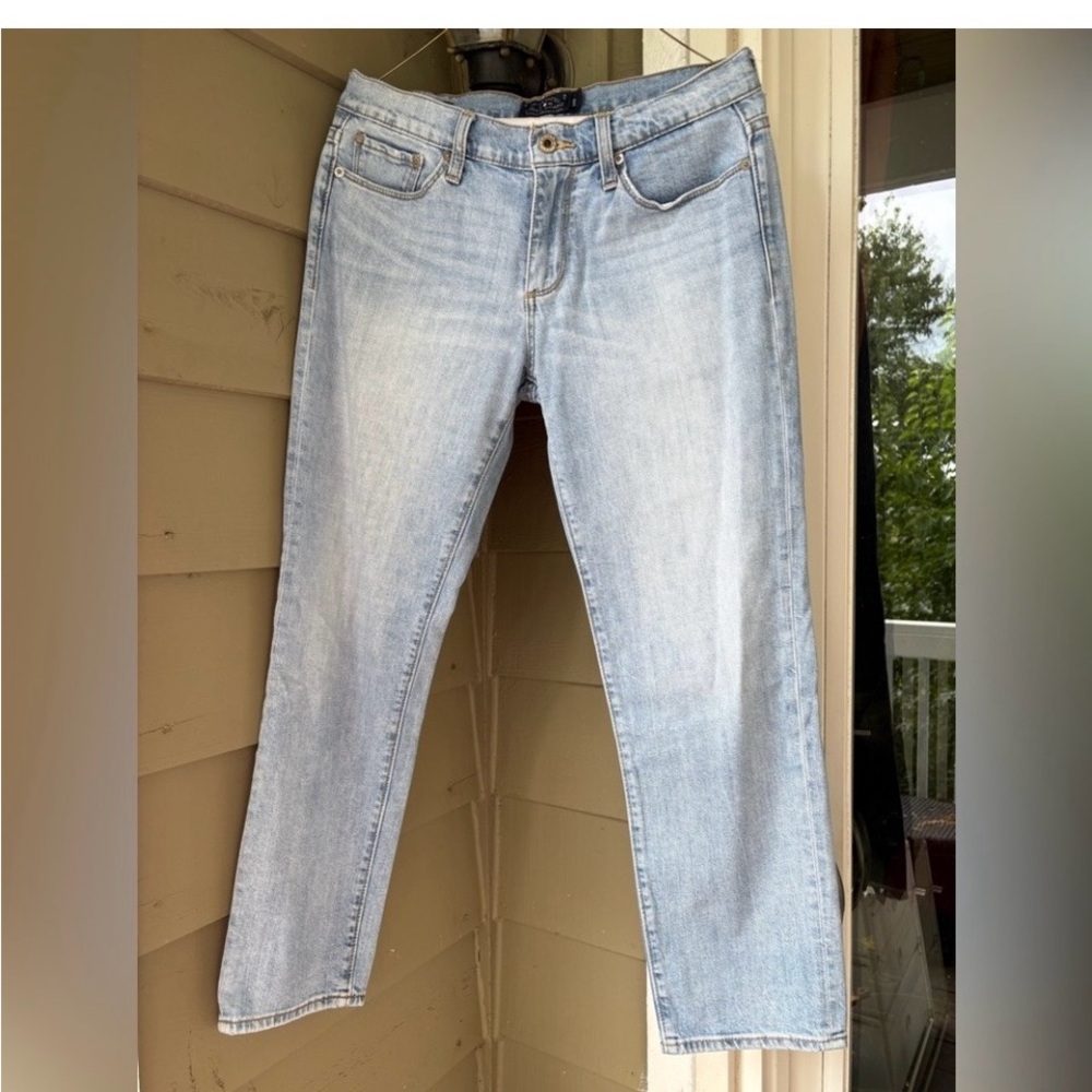 Lucky Brand light wash, “Sweet Crop” Jeans. Sz 28/6. Great condition. Very soft.
